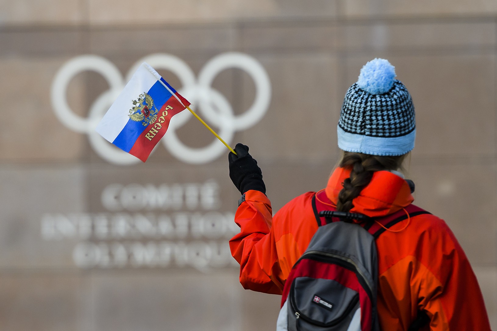 Žena drží ruskú zástavu