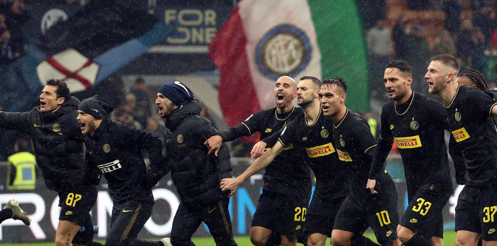 Radujúci sa hráči Interu