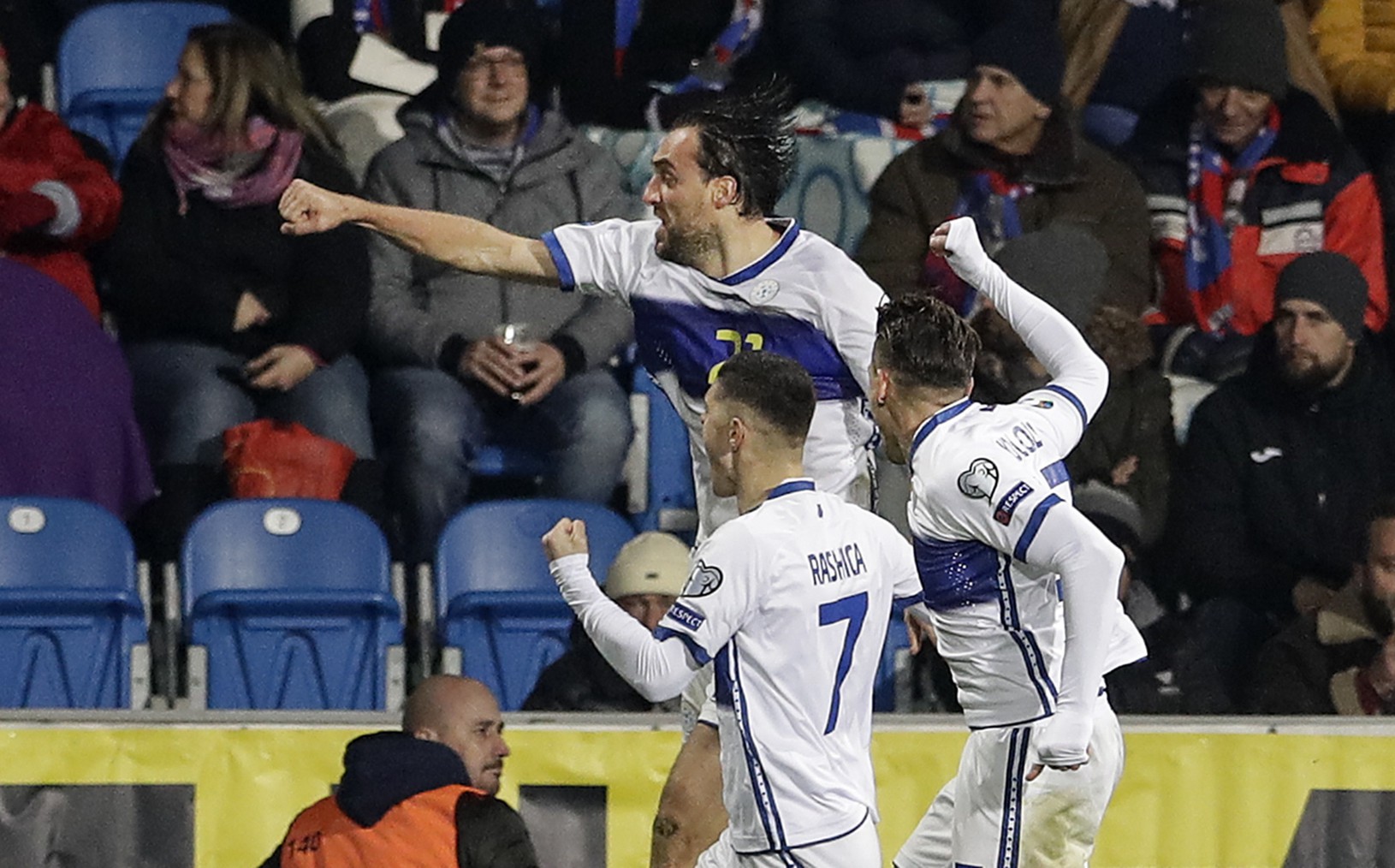 Hráči Kosova oslavujú gól