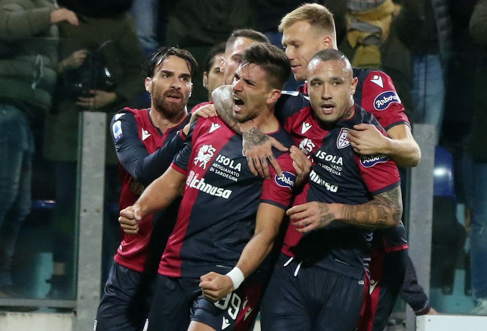 Radosť hráčov Cagliari Calcio