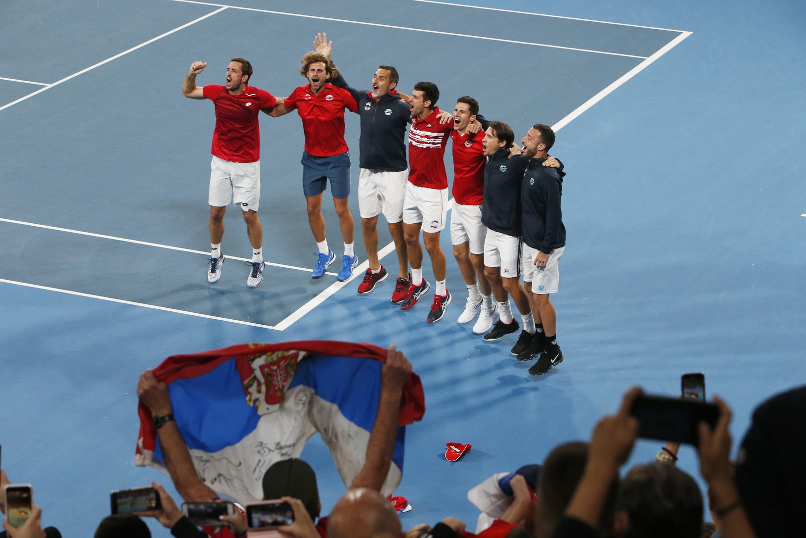 Víťazný srbský tím oslavujúci