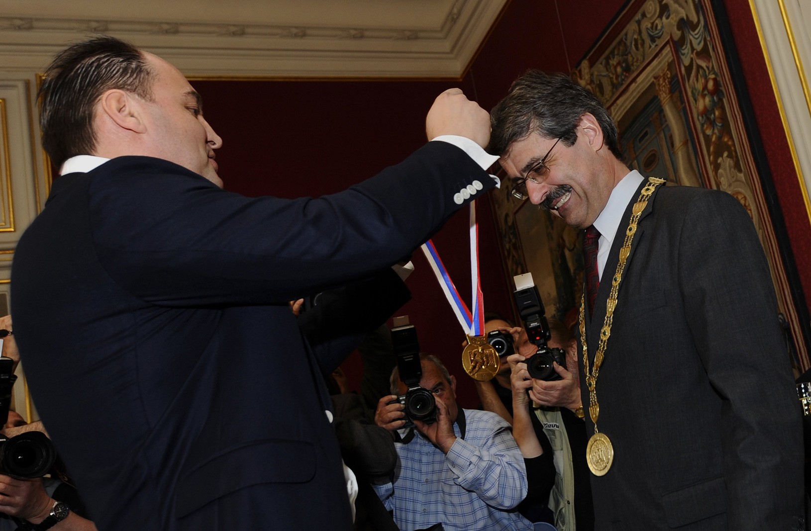 Maroš Krajči odovzdáva medailu
