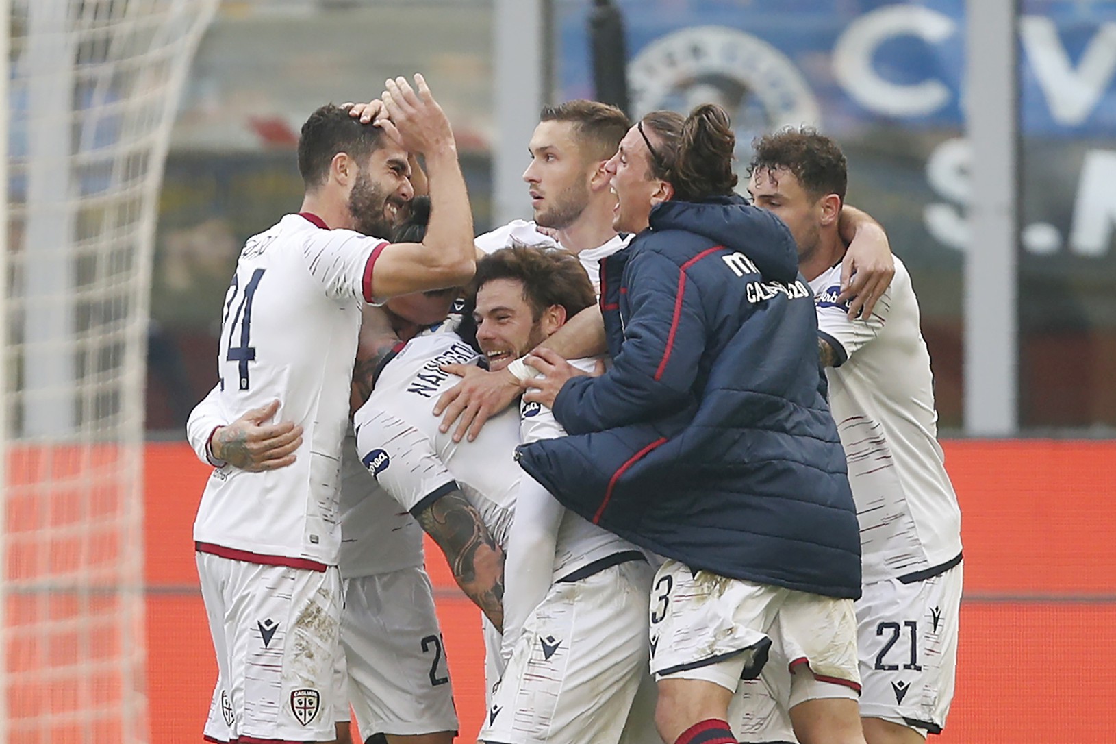 Futbalisti Cagliari oslavujú gól