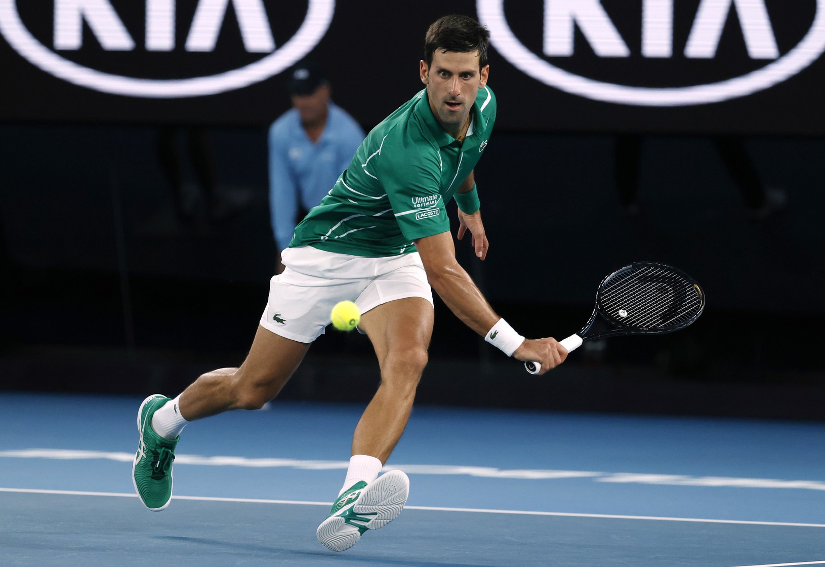 Novak Djokovič vyťahuje loptičku