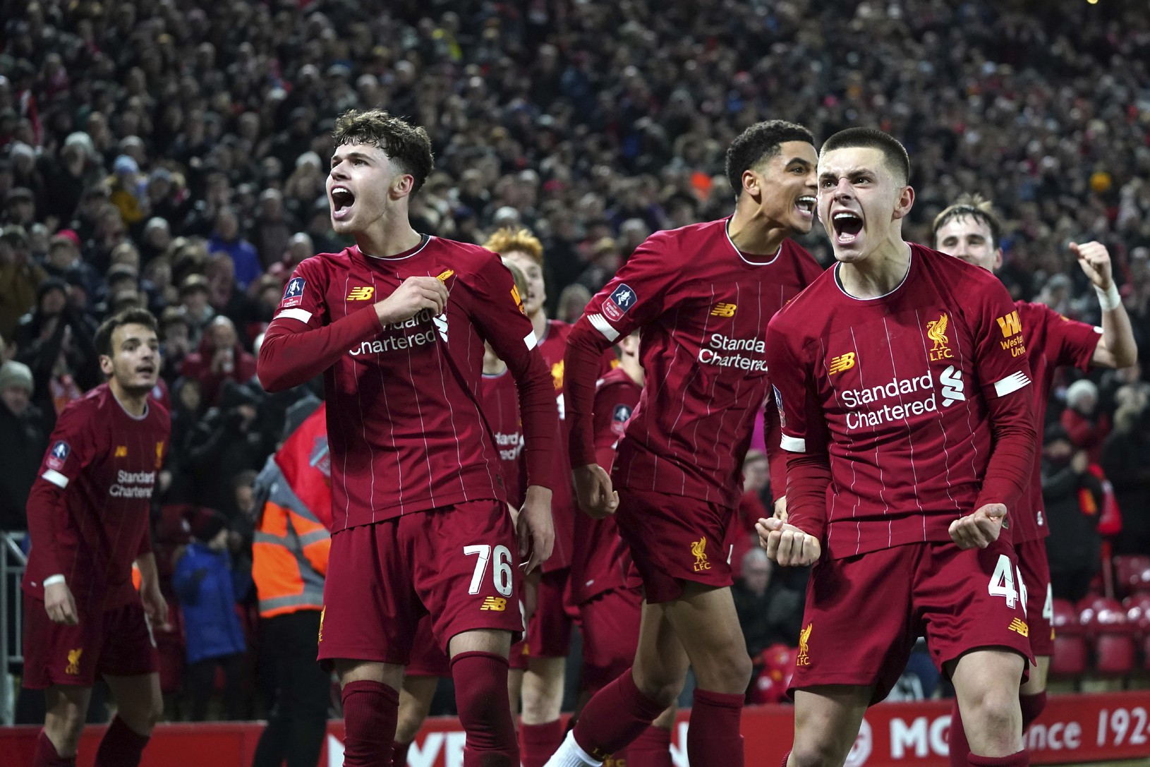 Futbalisti Liverpoolu oslavujú víťazstvo