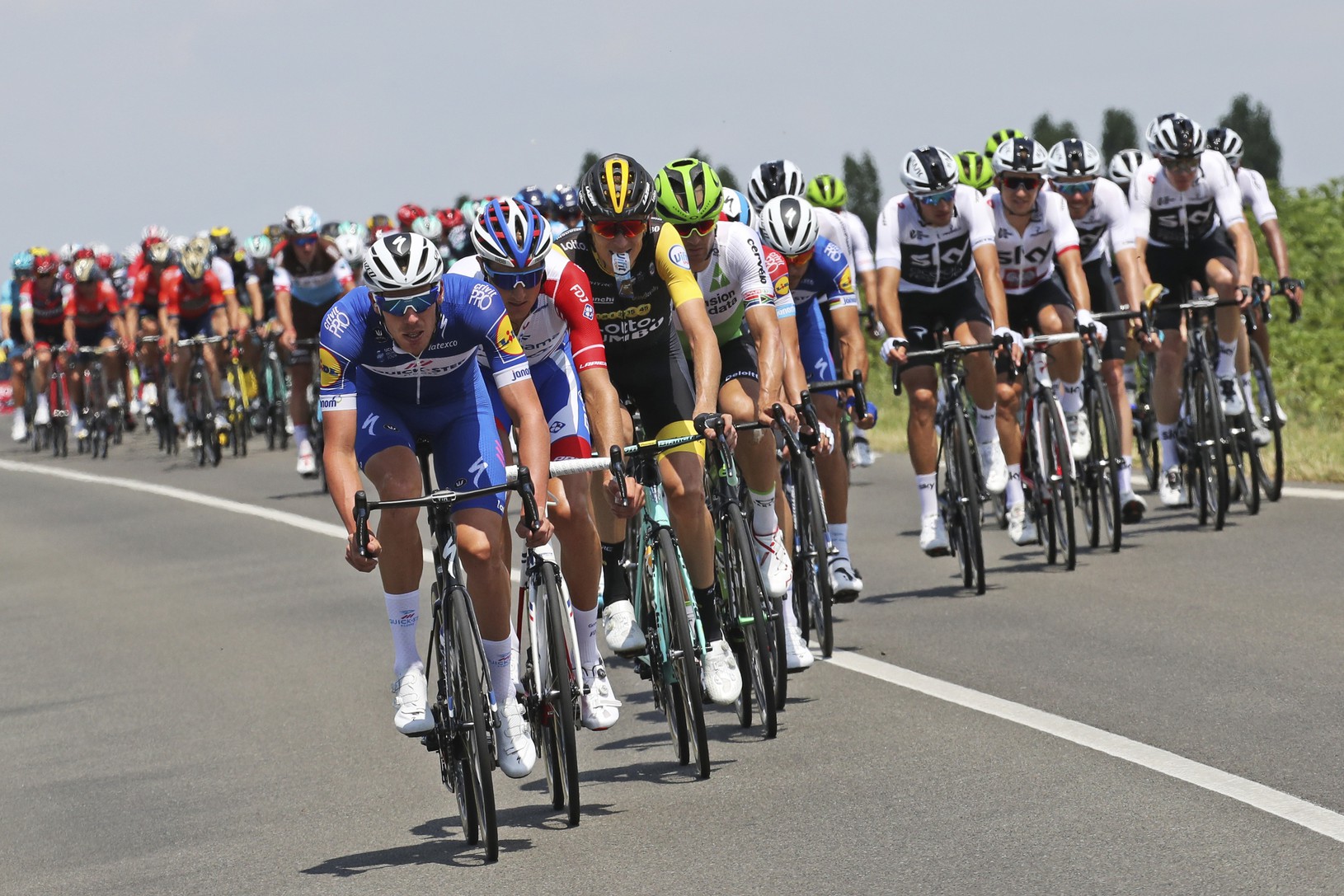 Cyklisti počas prvej etapy