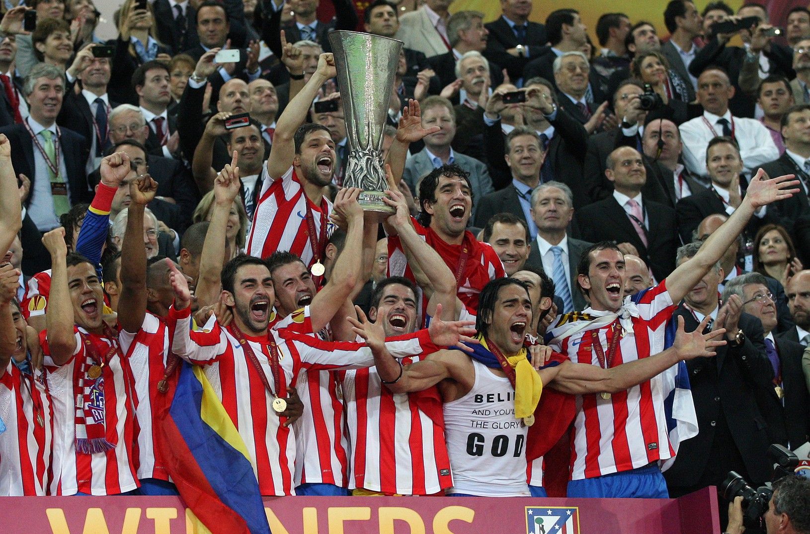 Hráči Atlética s trofejou
