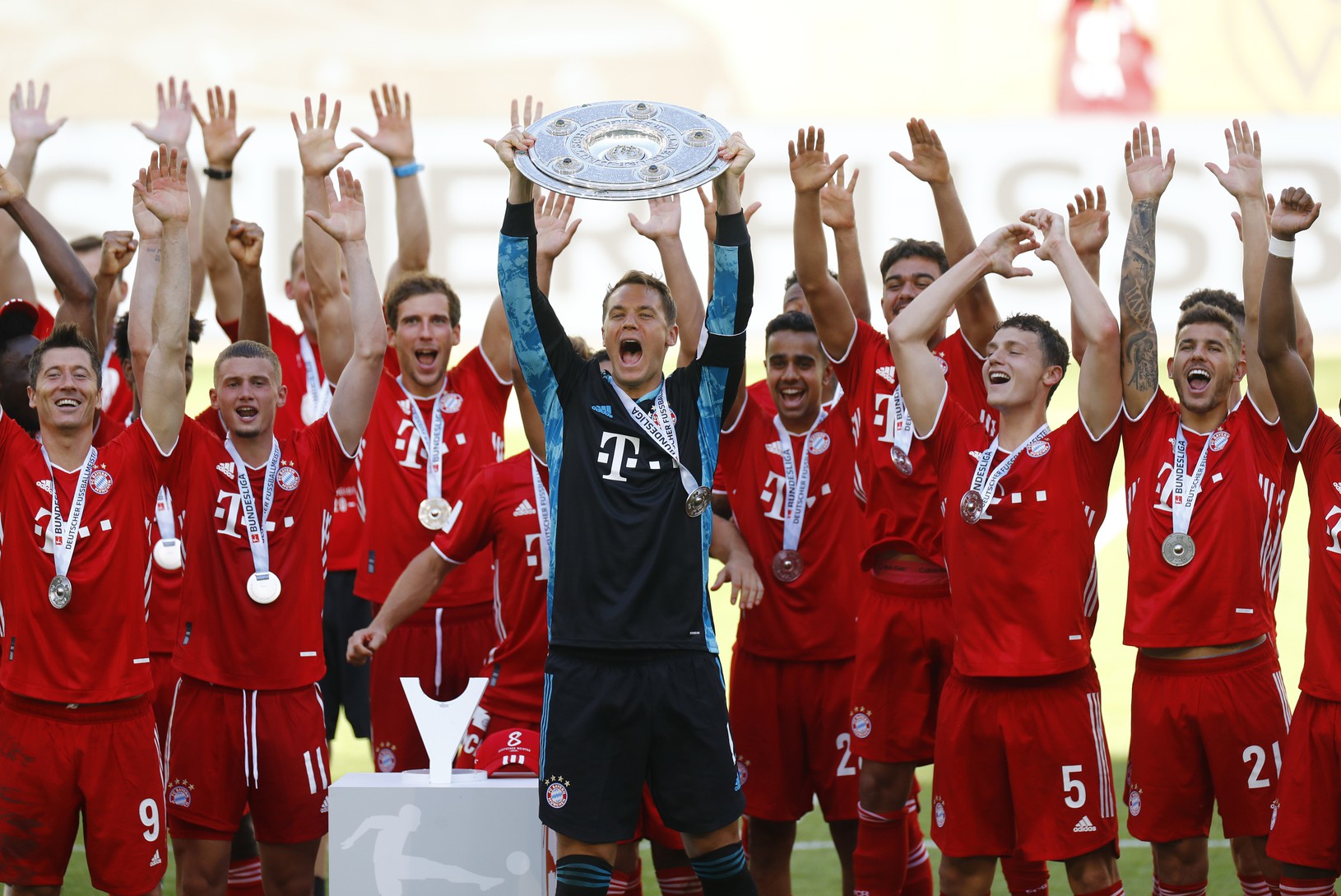 Hráči Bayernu oslavujú zisk