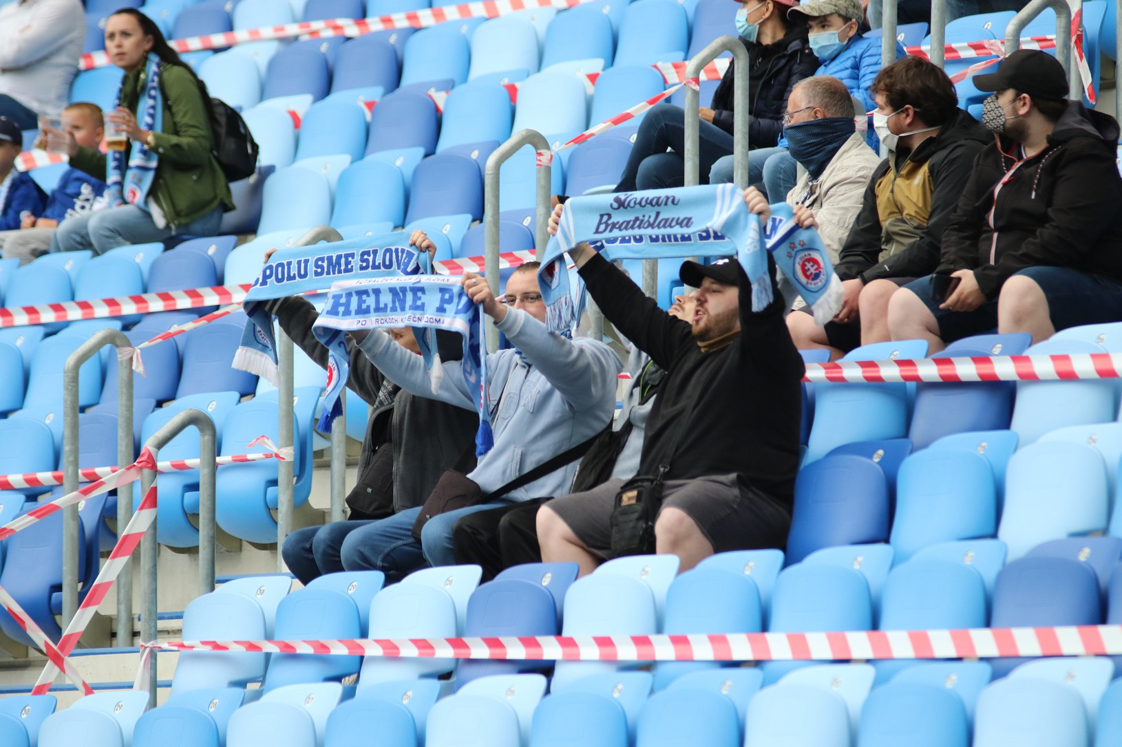 Fanúšikovia počas derby Slovana