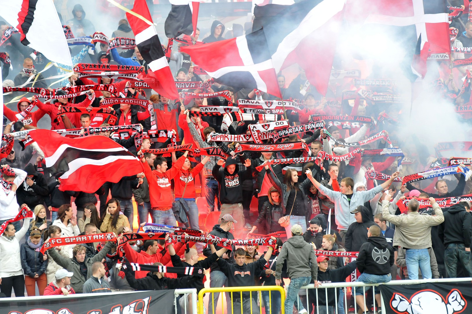 Trnavskí fanúšikovia počas zápasu