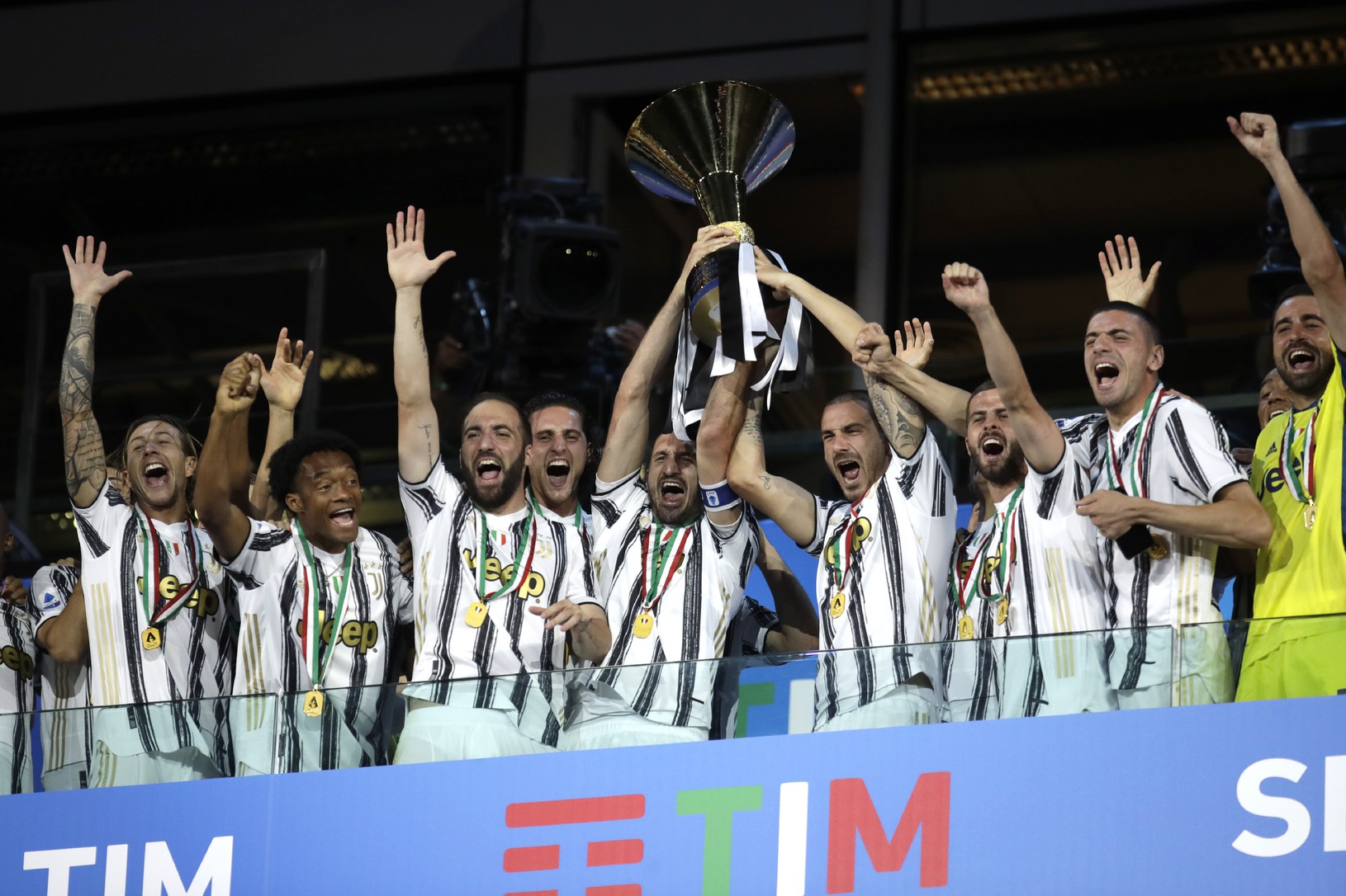 Hráči Juventusu s trofejou