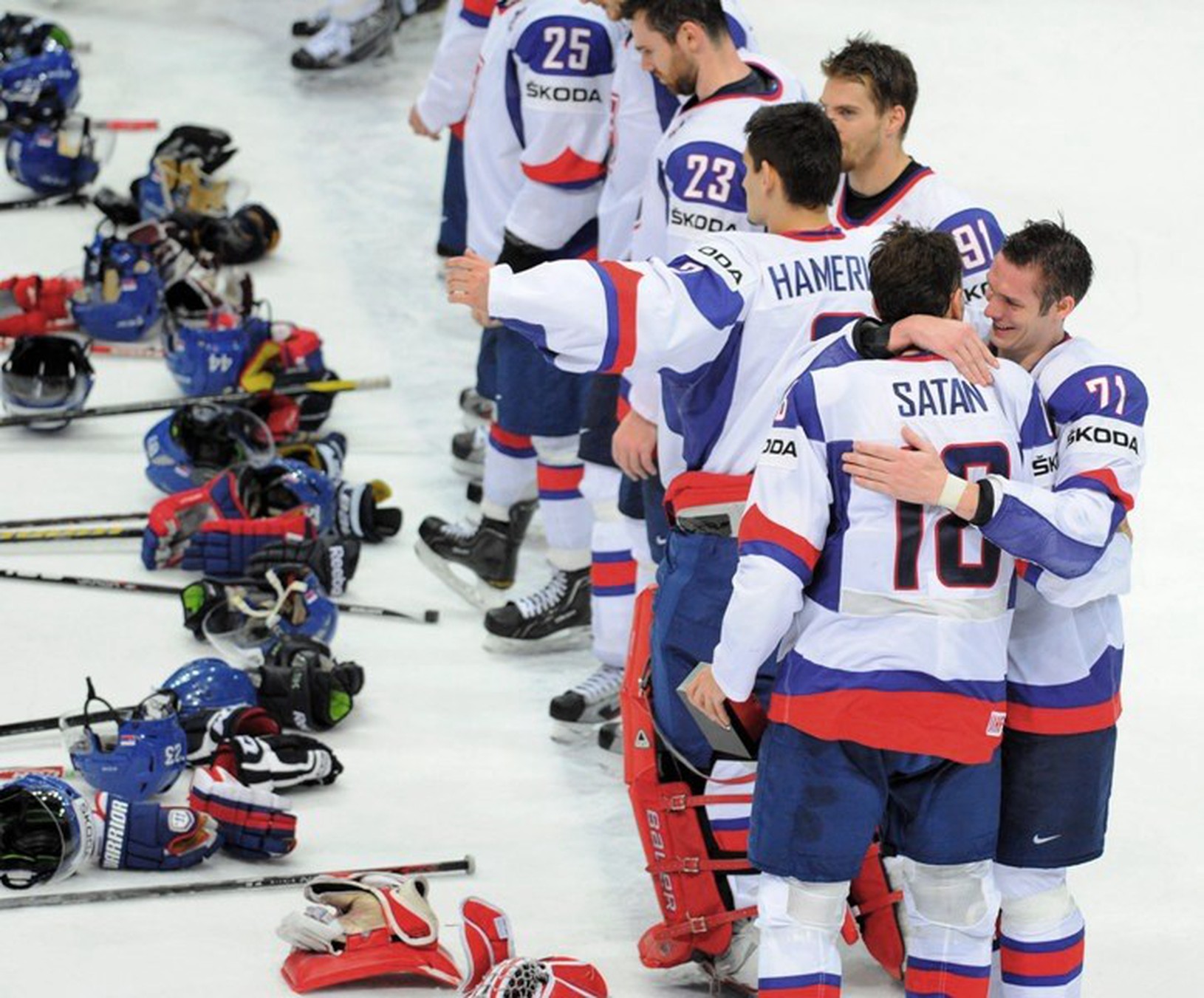 Slovenskí hokejisti počas hymny