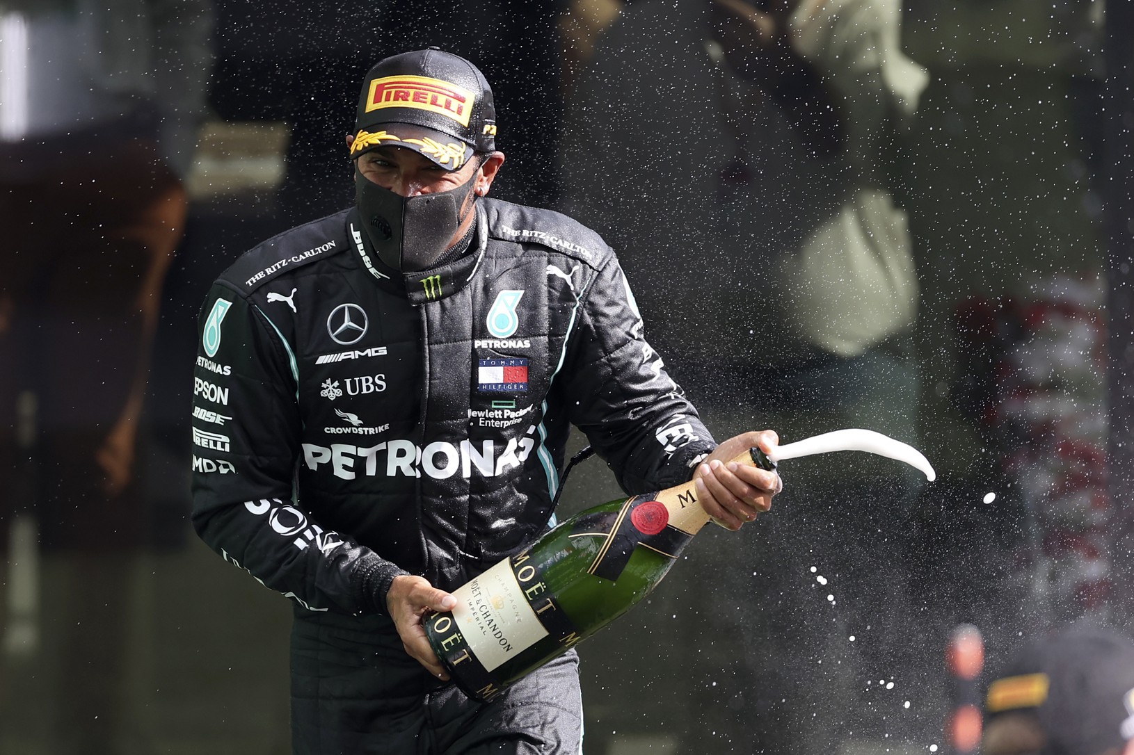 Lewis Hamilton oslavuje ďalší