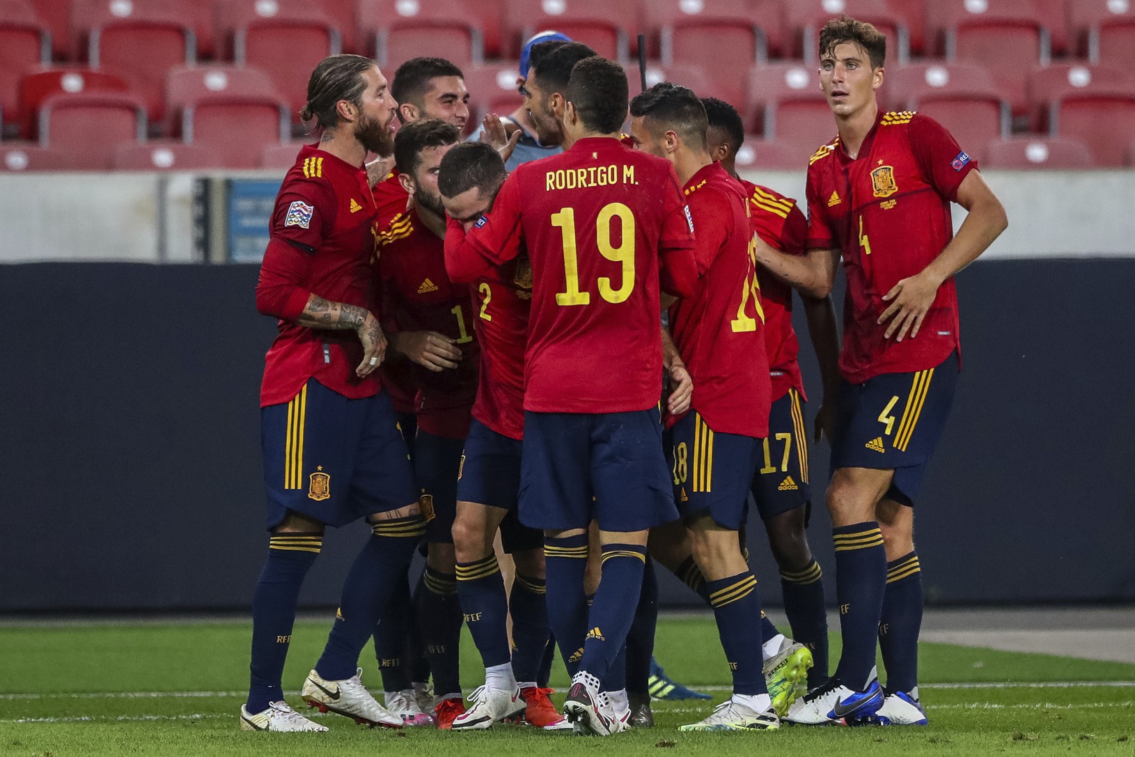 Hráči Španielska oslavujú vyrovnávajúci