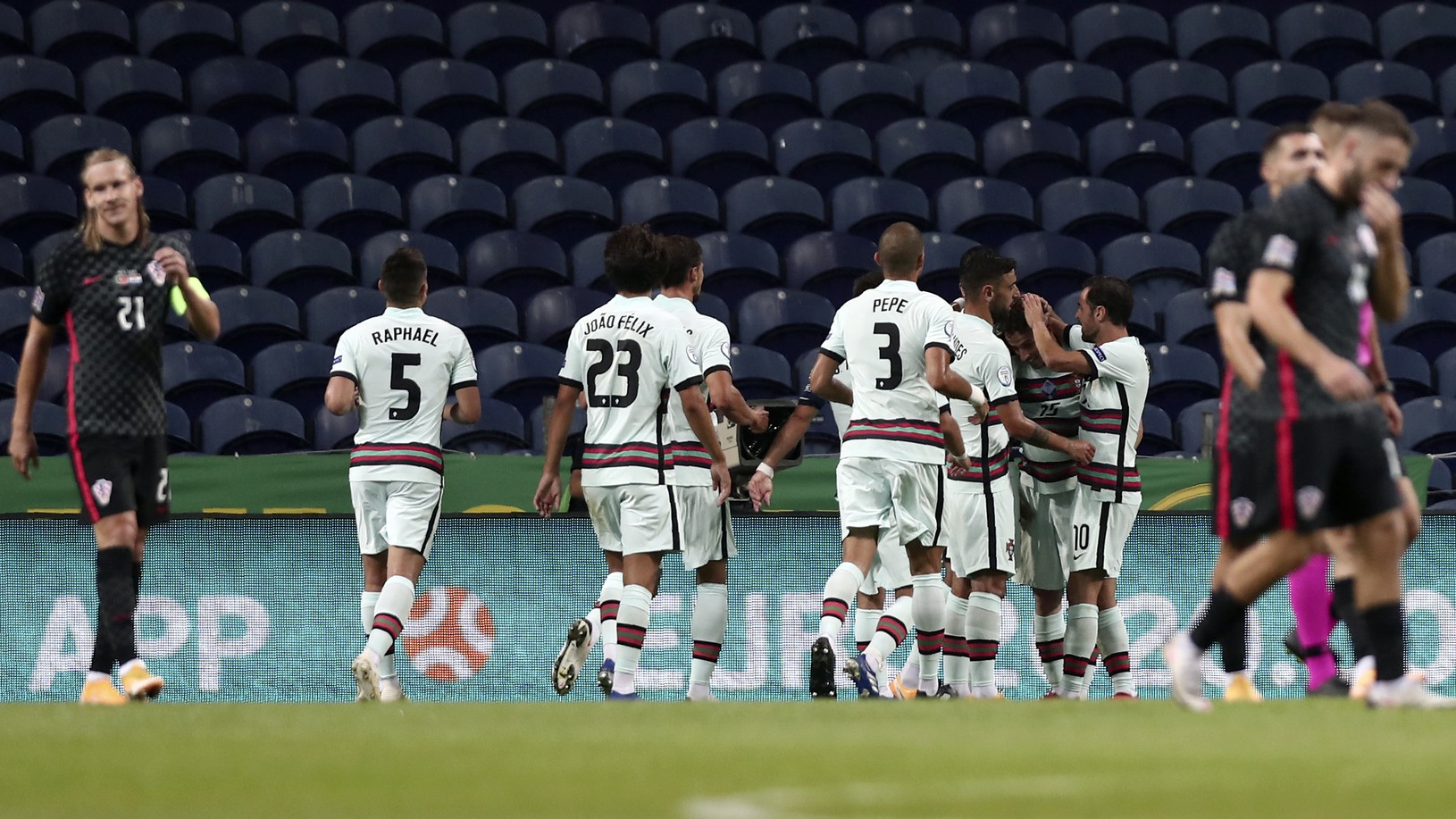 Hráči Portugalska oslavujú gól