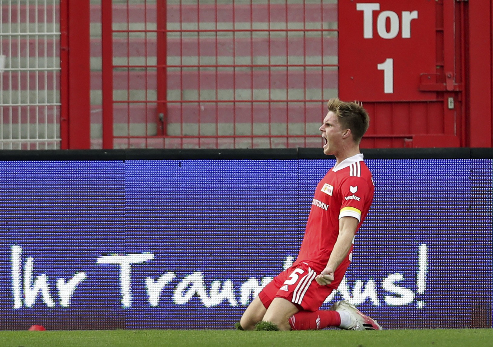 Marius Buelter oslavuje gól