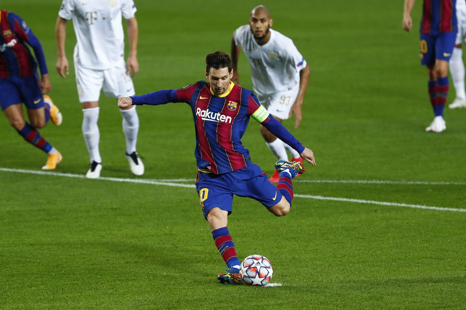 Lionel Messi strieľa gól