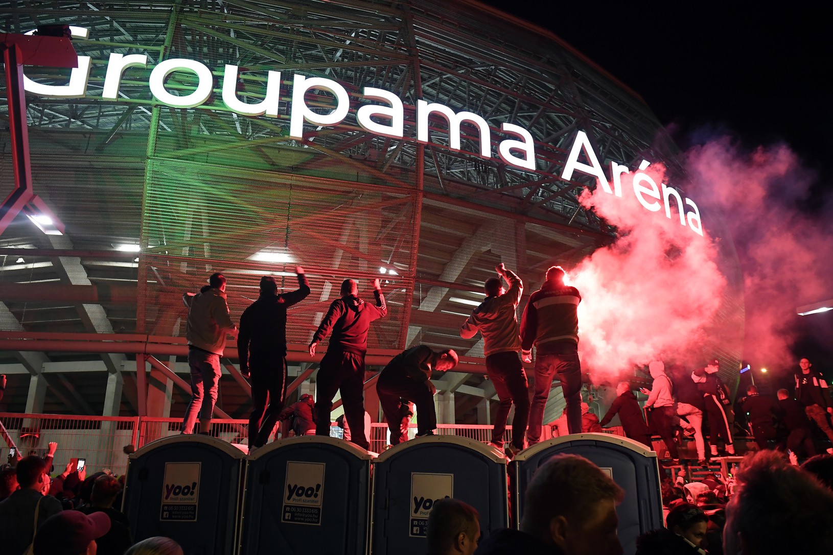 Fanúšikovia Ferencvárosu pred štadiónom