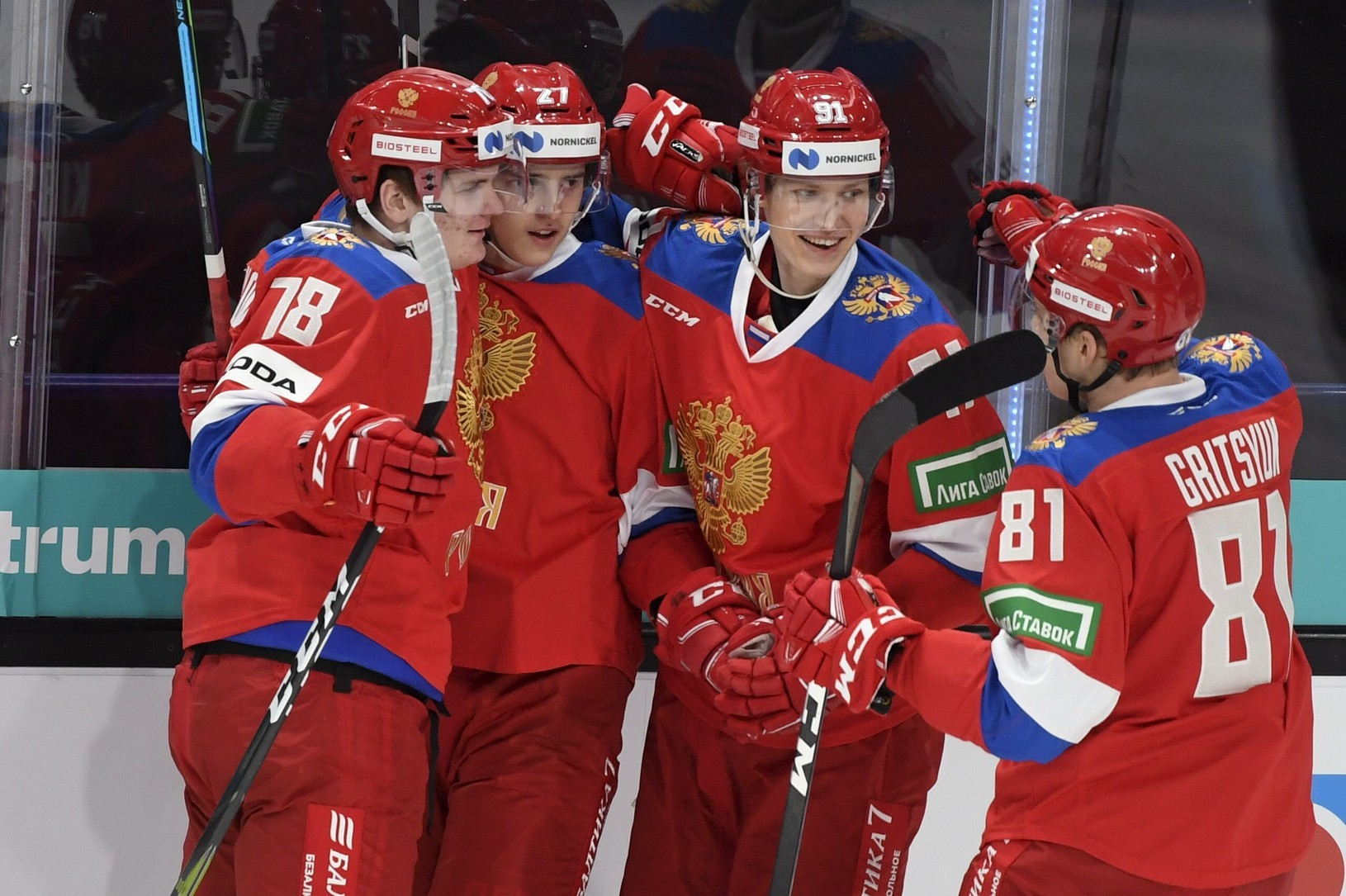 Ruskí hráči oslavujú gól