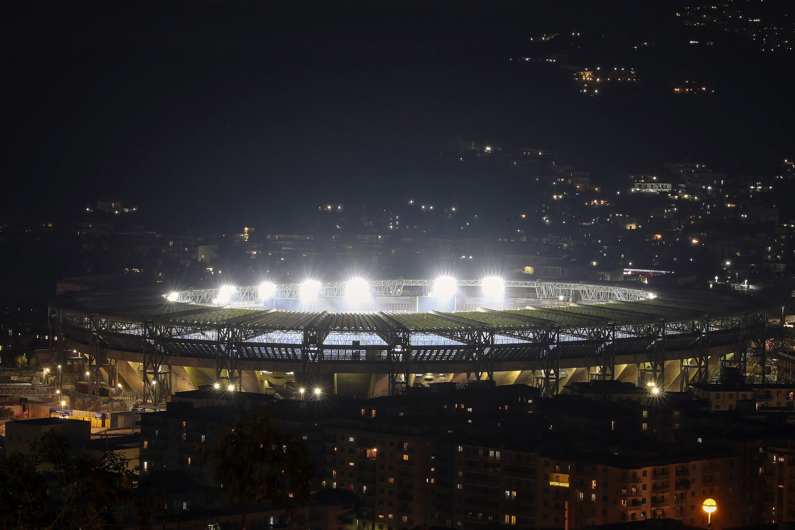 Vysvietený futbalový štadión Neapolu