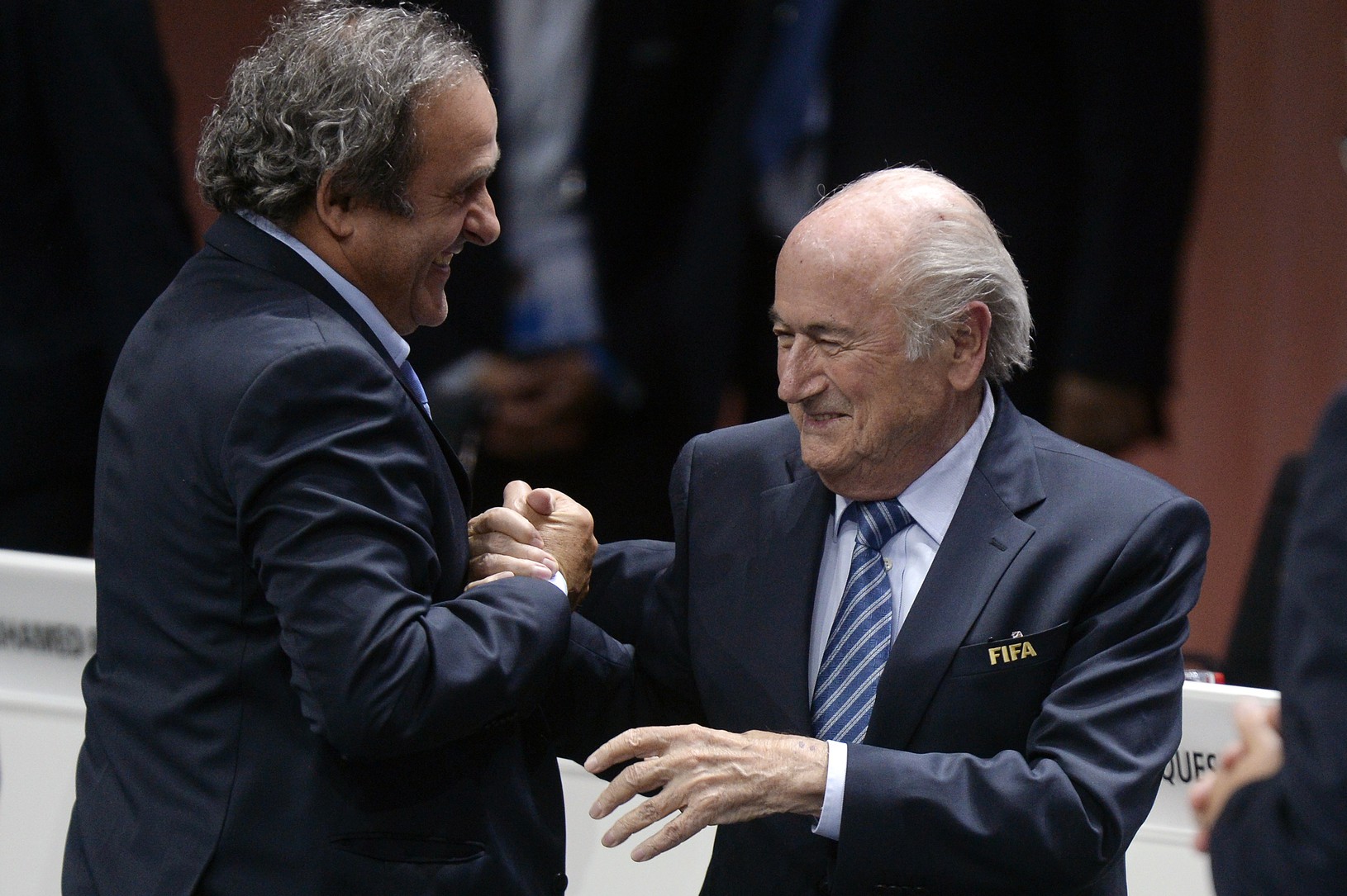 Michel Platini (vľavo) gratuluje