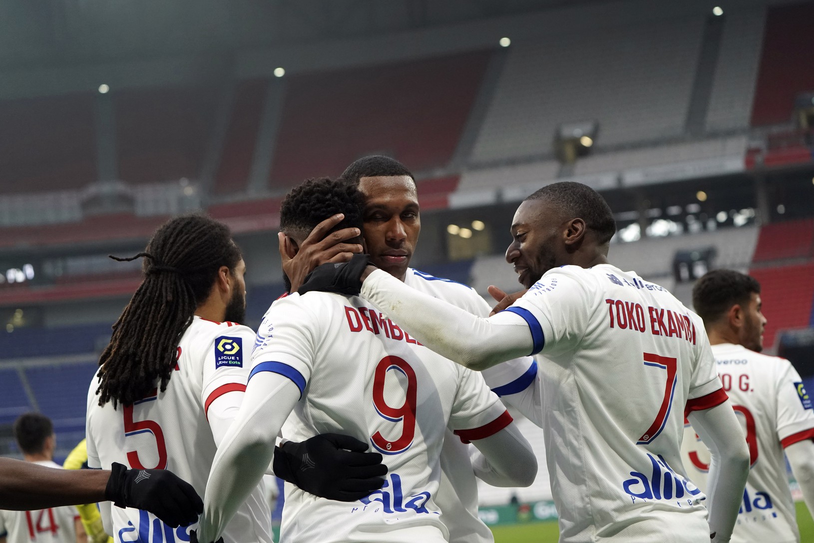 Futbalisti Lyonu oslavujú víťazstvo