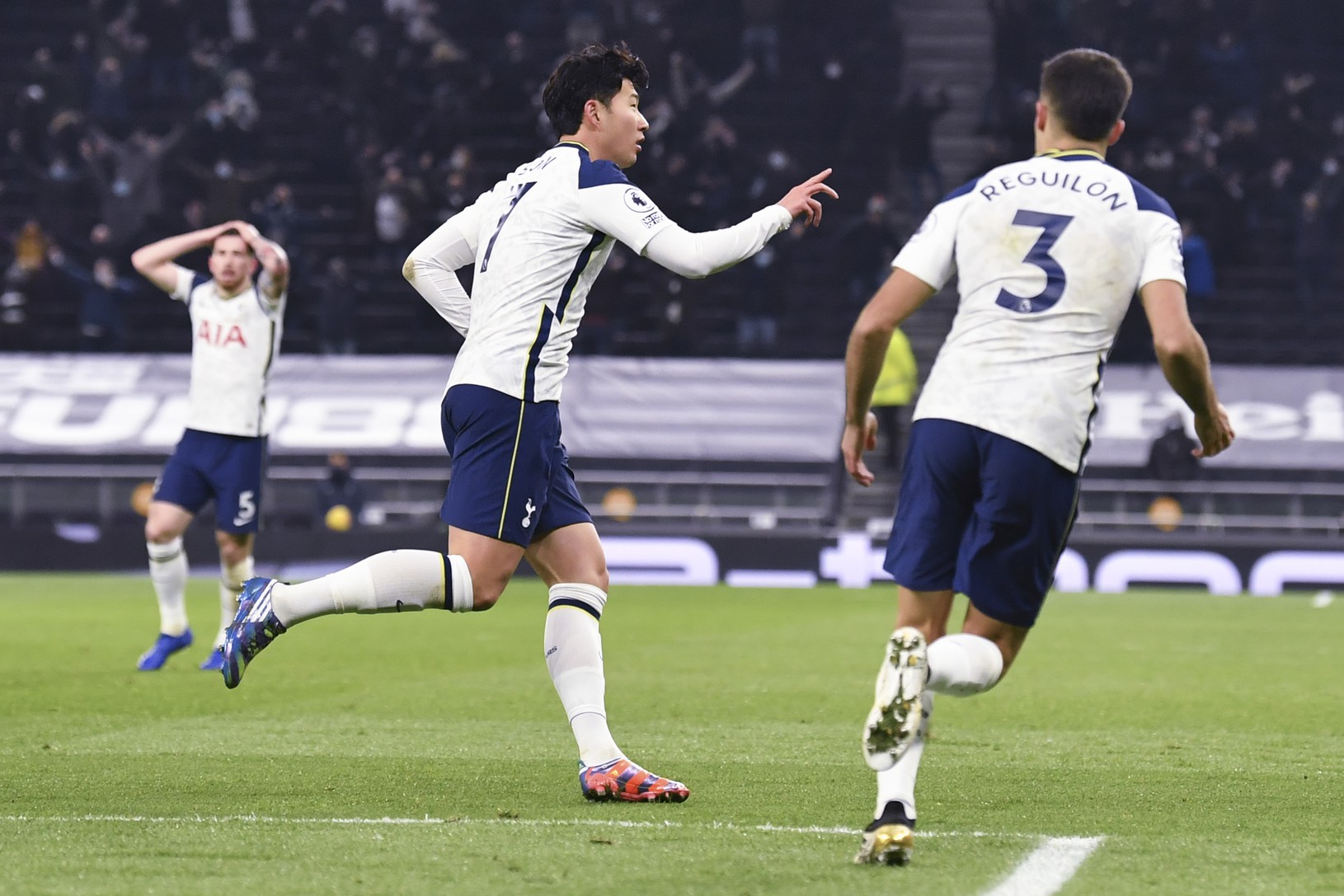 Son Heung-min oslavuje gól