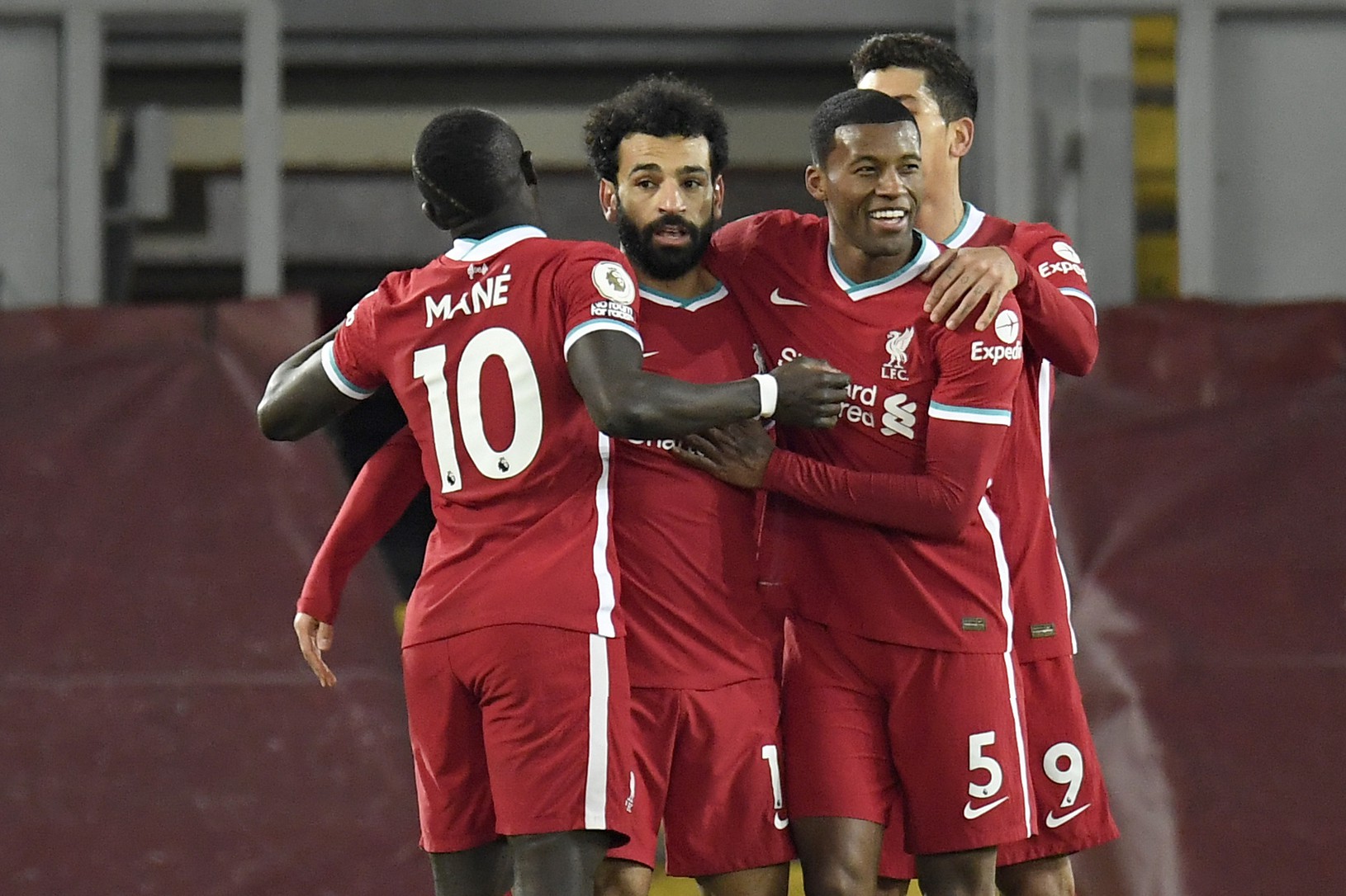 Salah oslavuje so spoluhráčmi