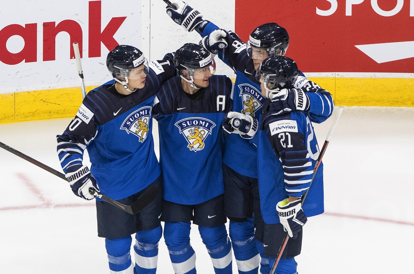 Fíni oslavujú gól 