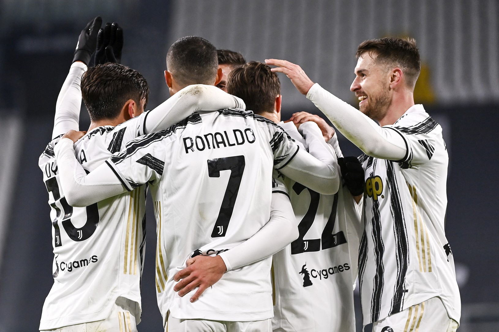 Hráči Juventusu Turín oslavujú