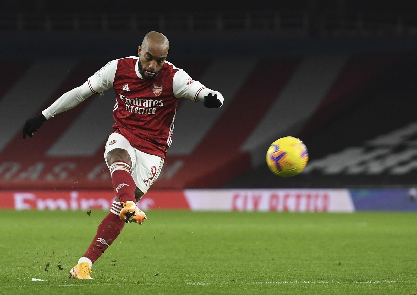 Alexander Lacazette strieľa 
