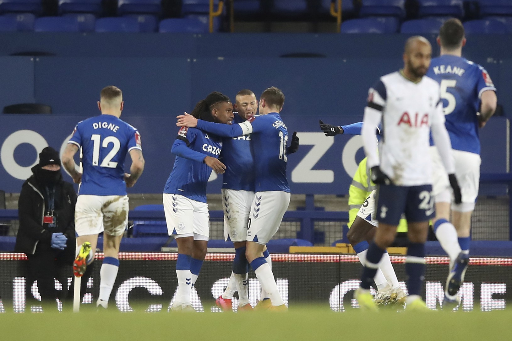 Hráči Evertonu oslavujú gól