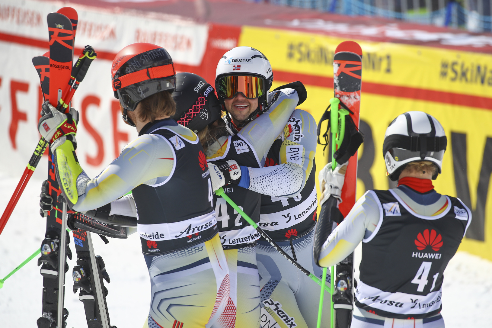 Nórski lyžiari ovládli tímovú