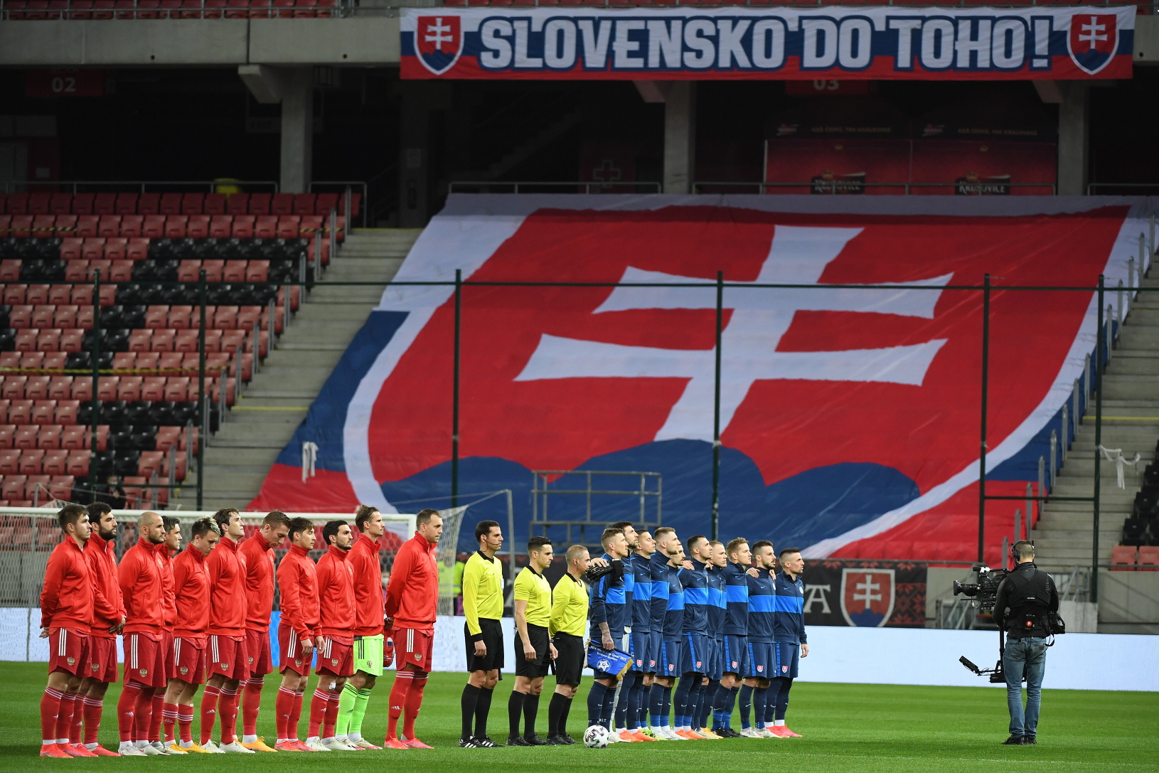 Ruská futbalová reprezentácia (vľavo)