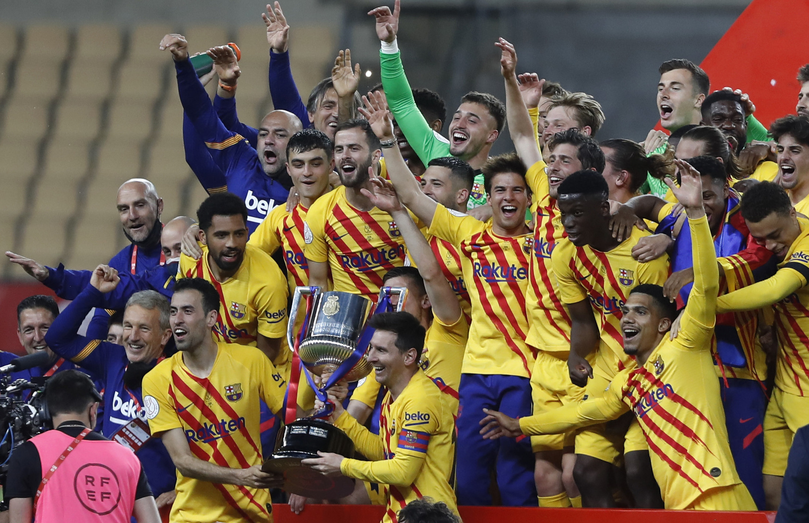 Futbalisti FC Barcelona oslavujú