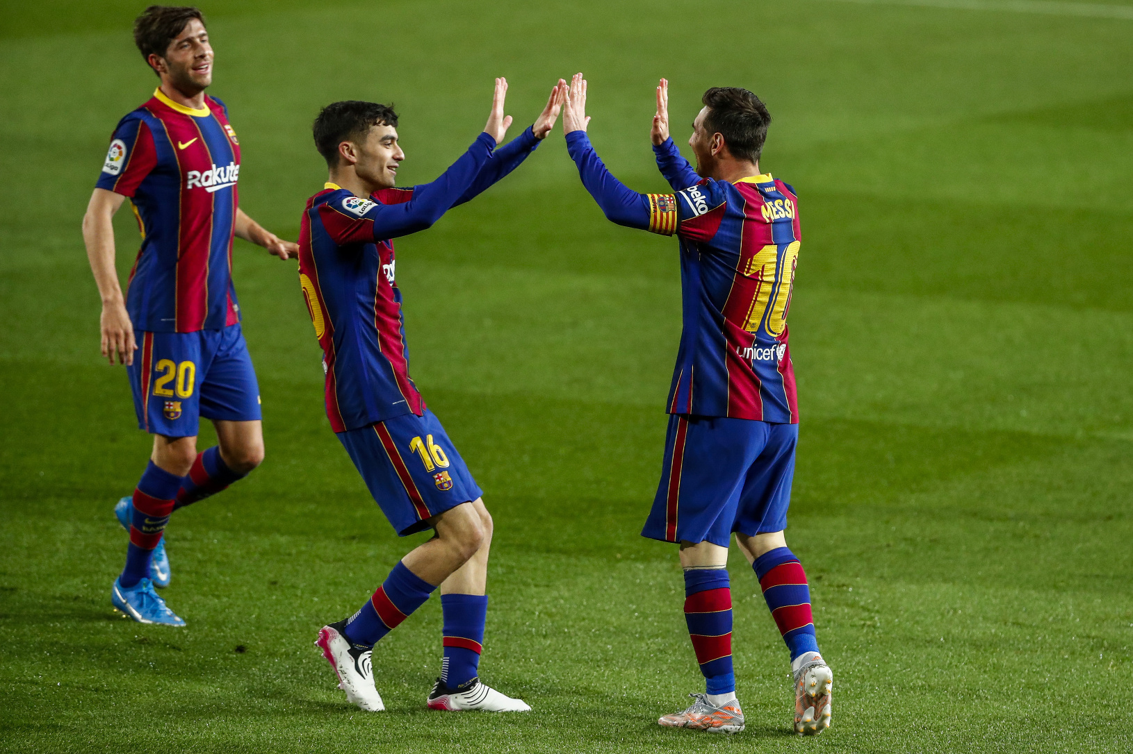 Hráči Barcelony oslavujú gól,
