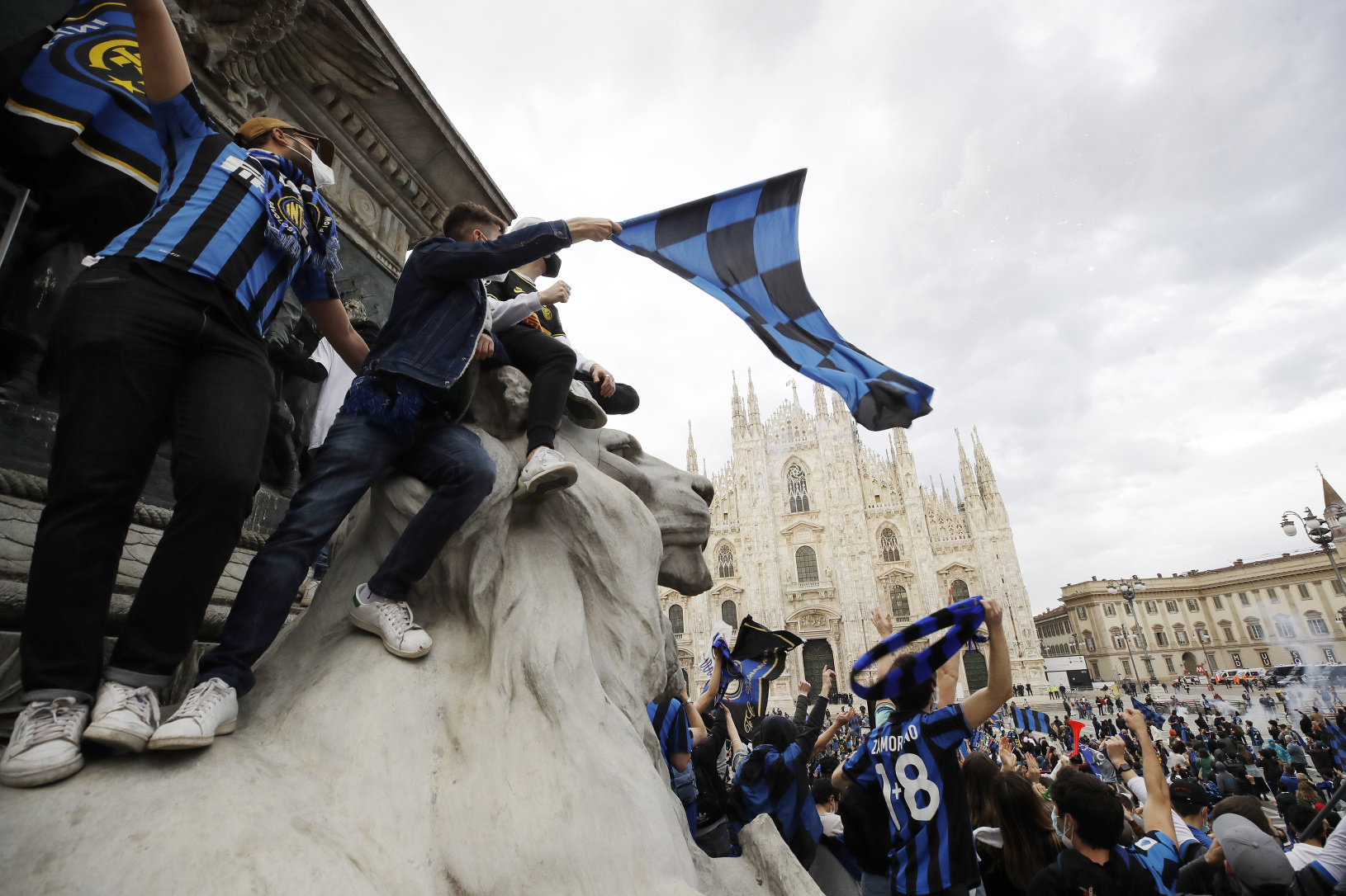 Fanúšikovia Interu Miláno oslavujú