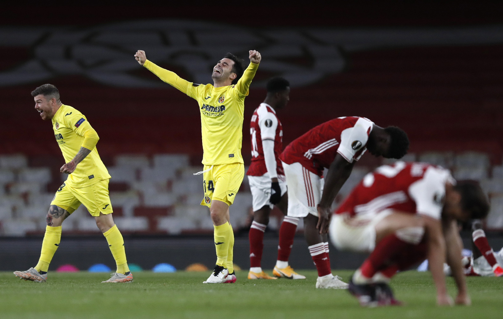 Hráči Villarreal oslavujú postup
