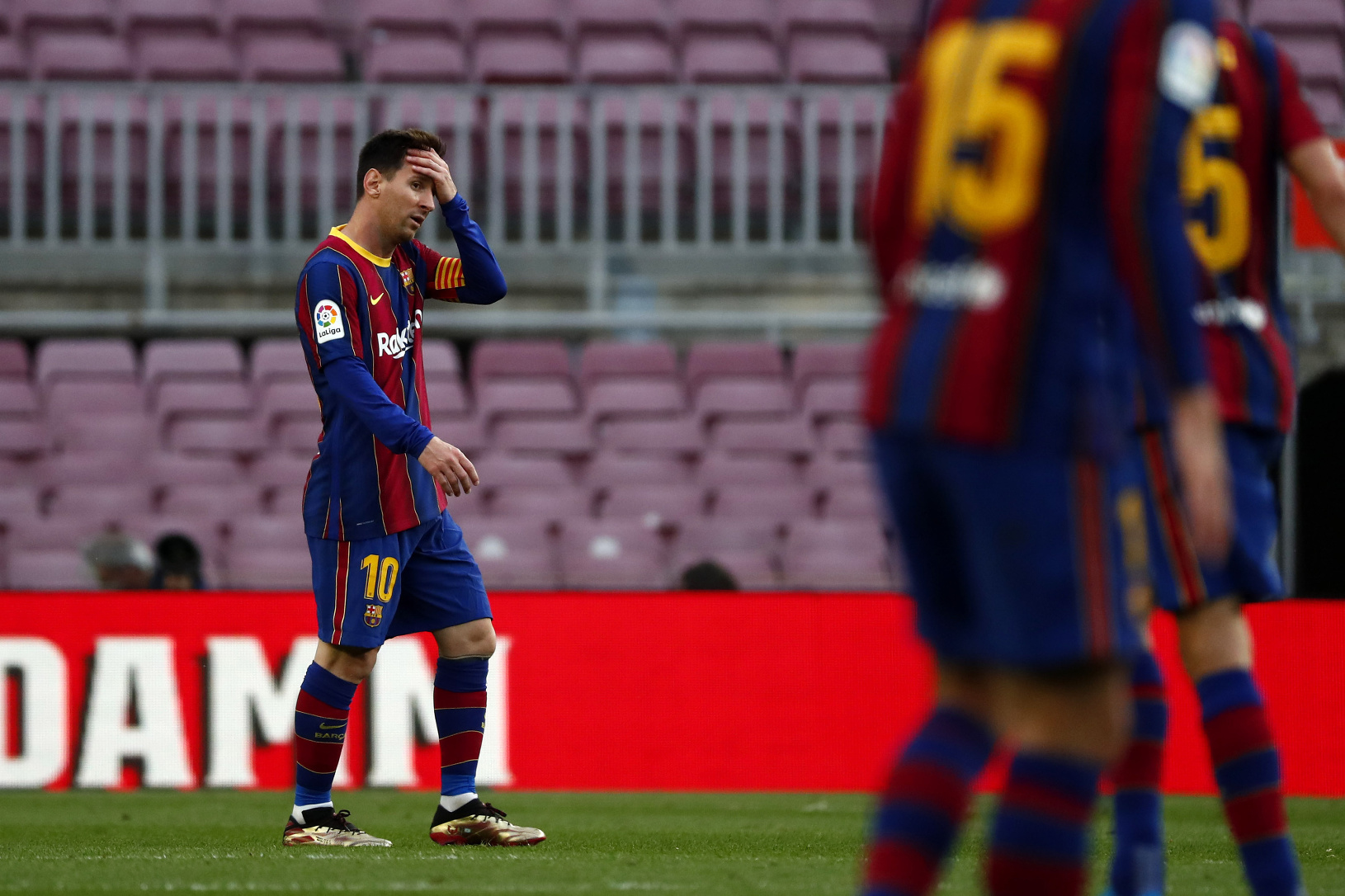 Sklamaný Lionel Messi opúšťa