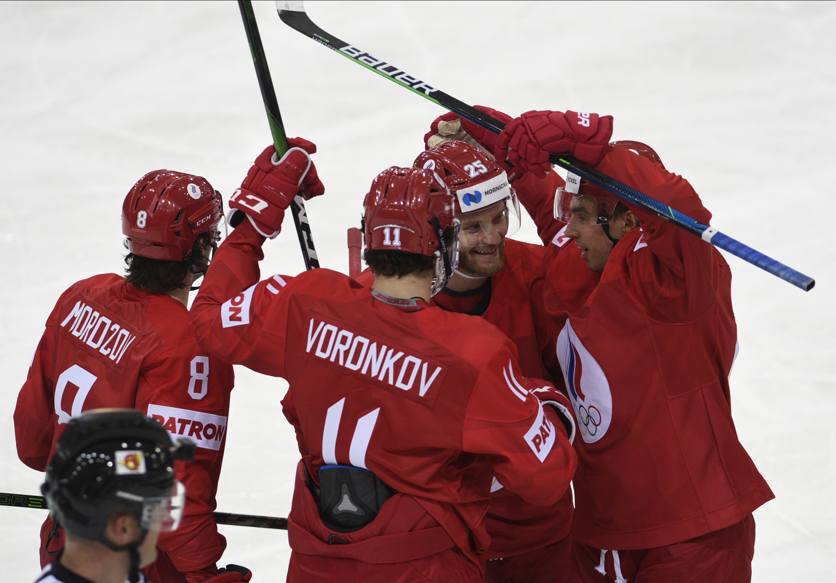 Ruskí hokejisti oslavujú gól