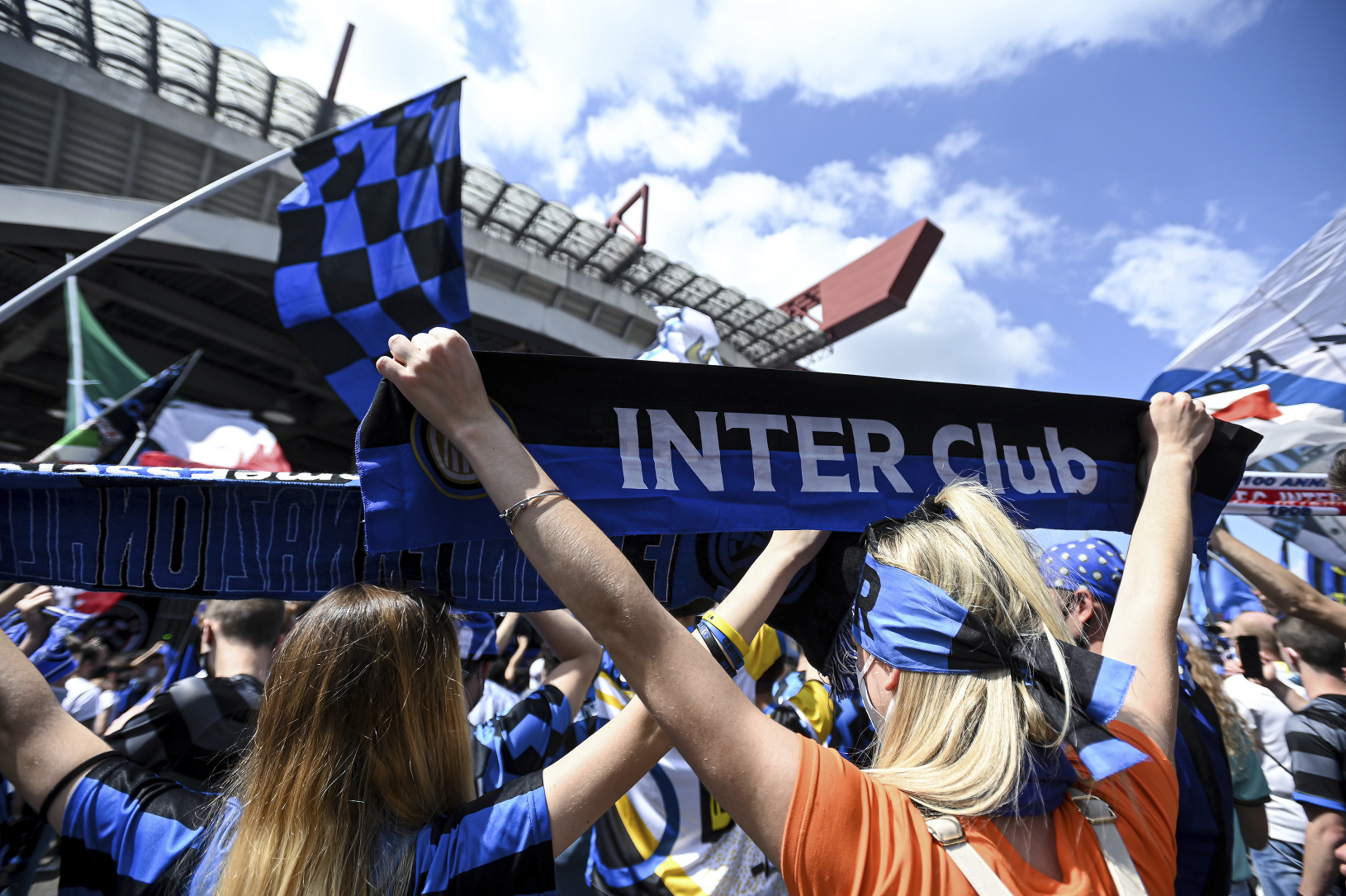 Fanúšikovia Interu Miláno oslavujú