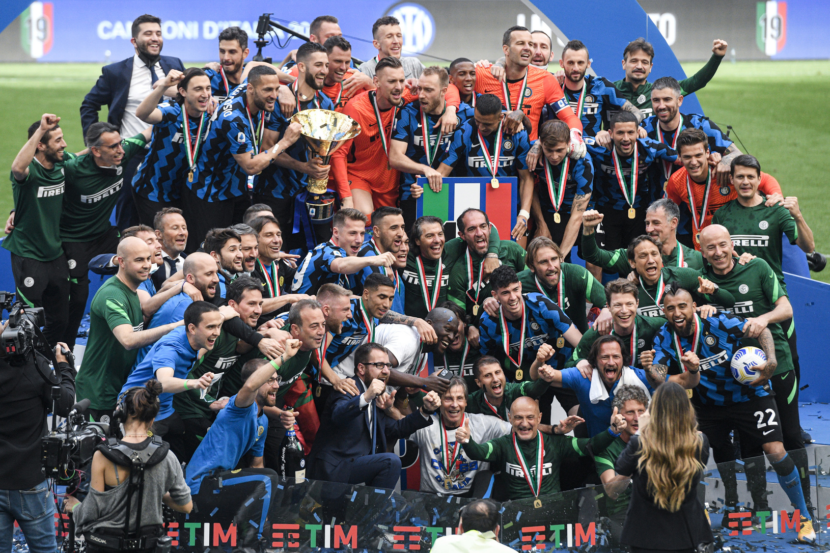 Futbalisti milánskeho Interu oslavujú