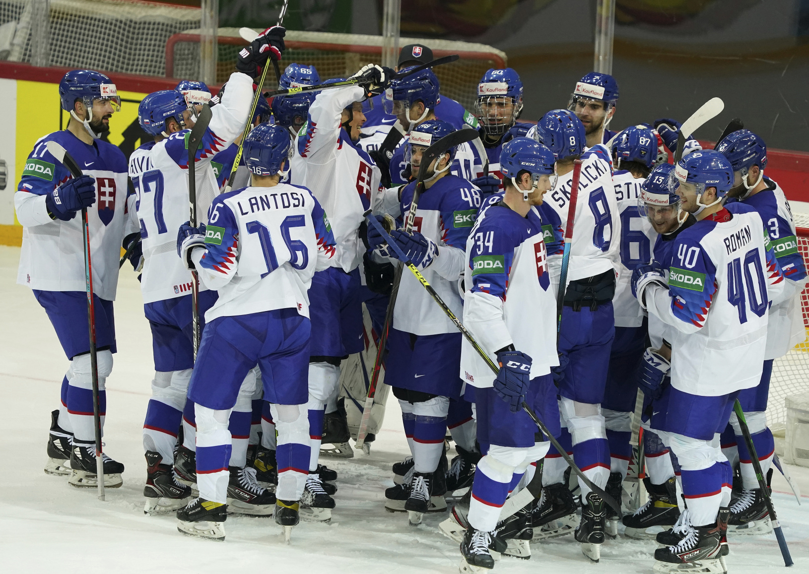 Slovenskí hokejisti oslavujú víťazstvo