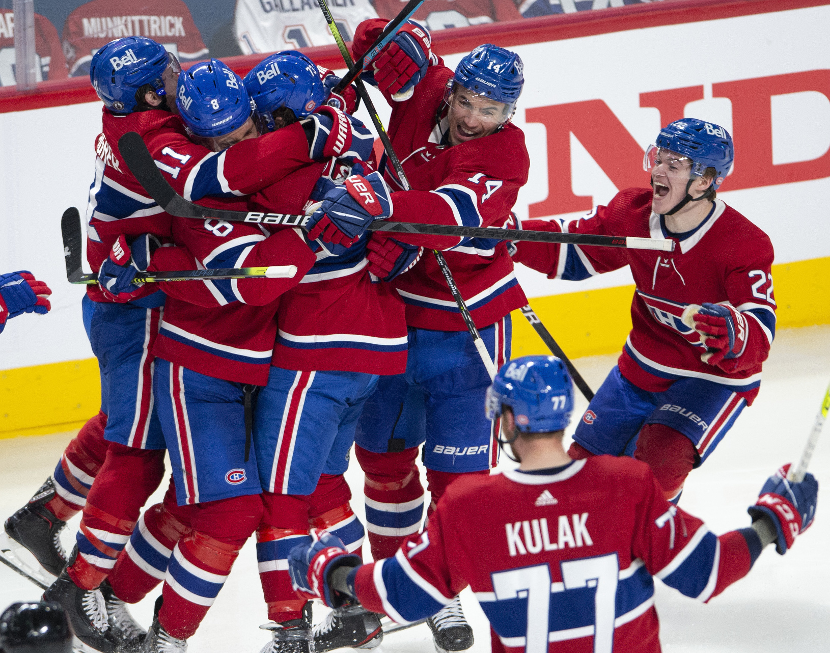 Hráči Montrealu Canadiens oslavujú