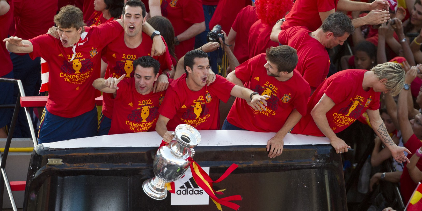 Pedro Rodriguez drží trofej