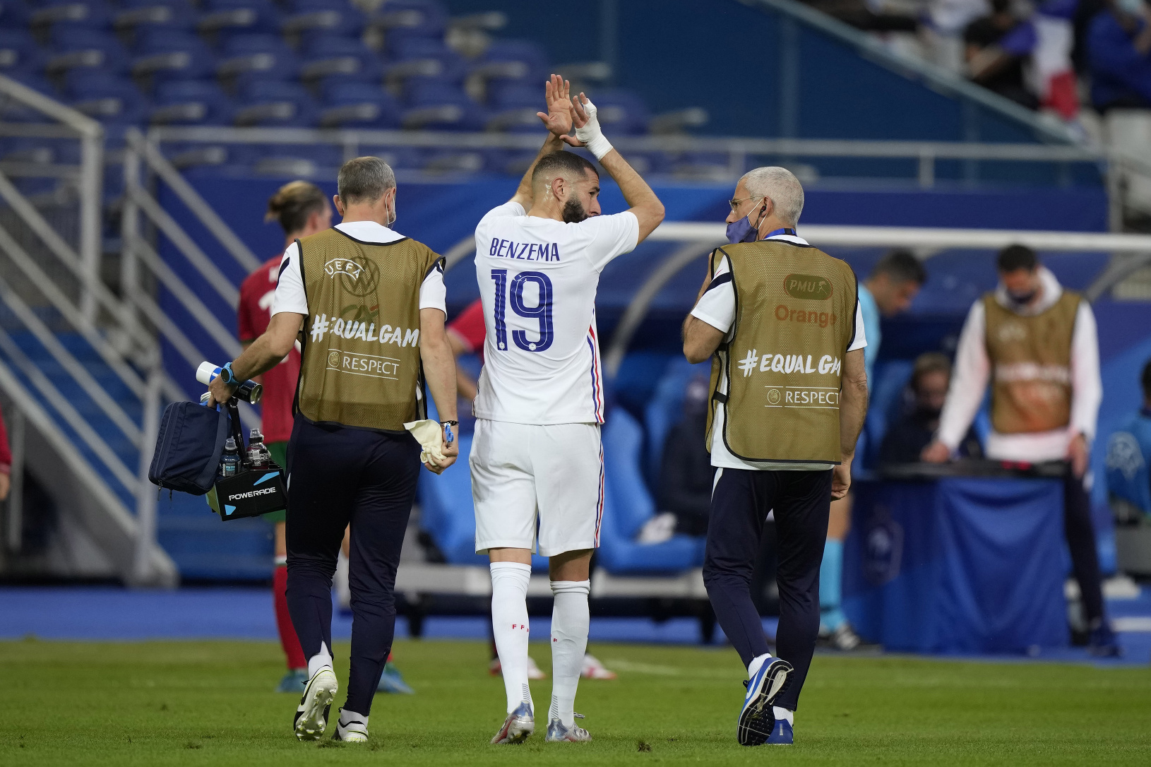 Zranený Karim Benzema opúšťa