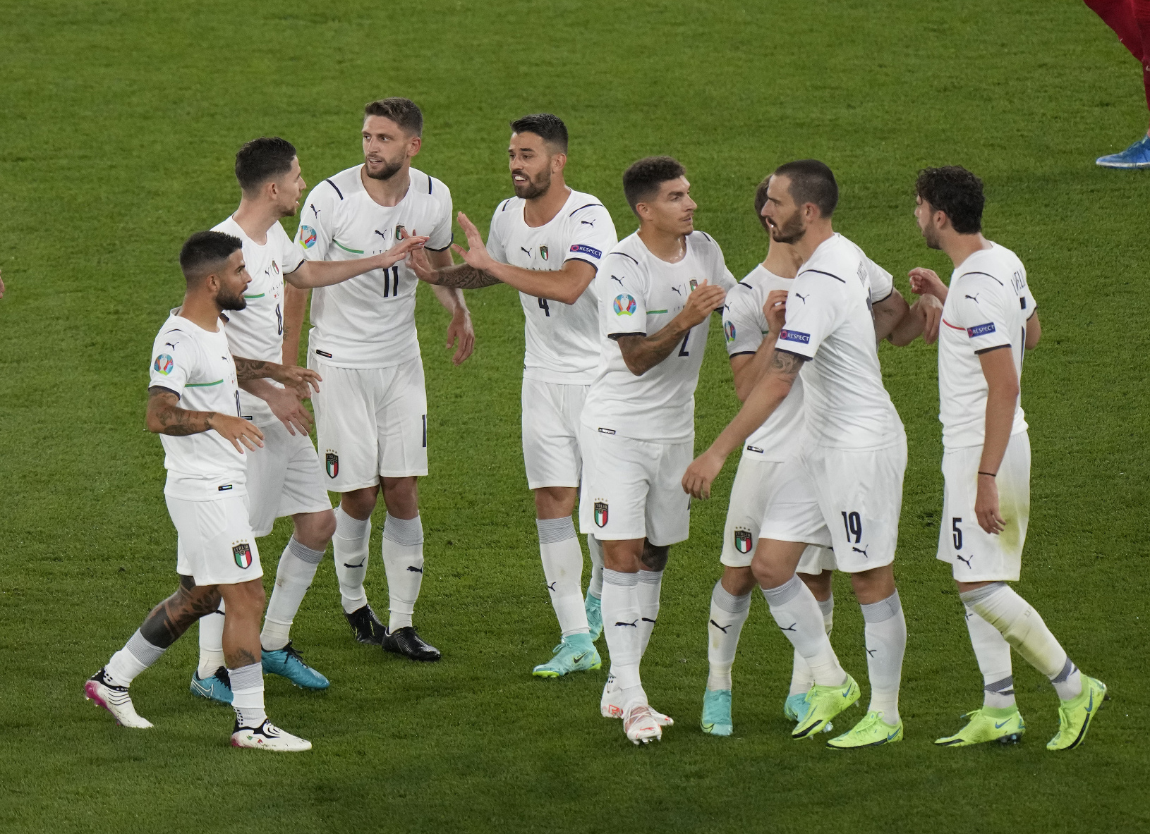 Hráči Talianska oslavujú gól