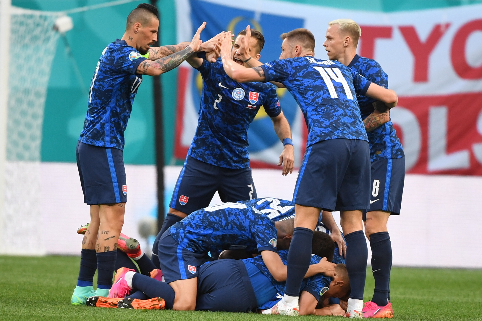 Slovenskí futbalisti oslavujú gól