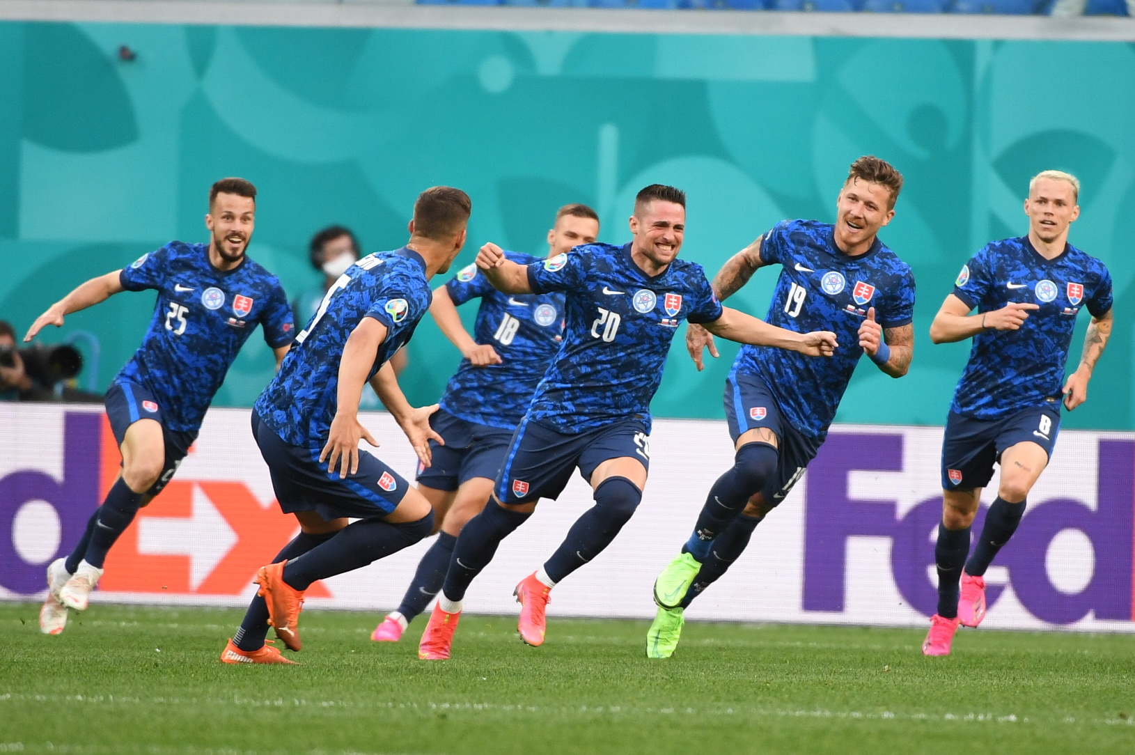 Slovenskí futbalisti oslavujú gól