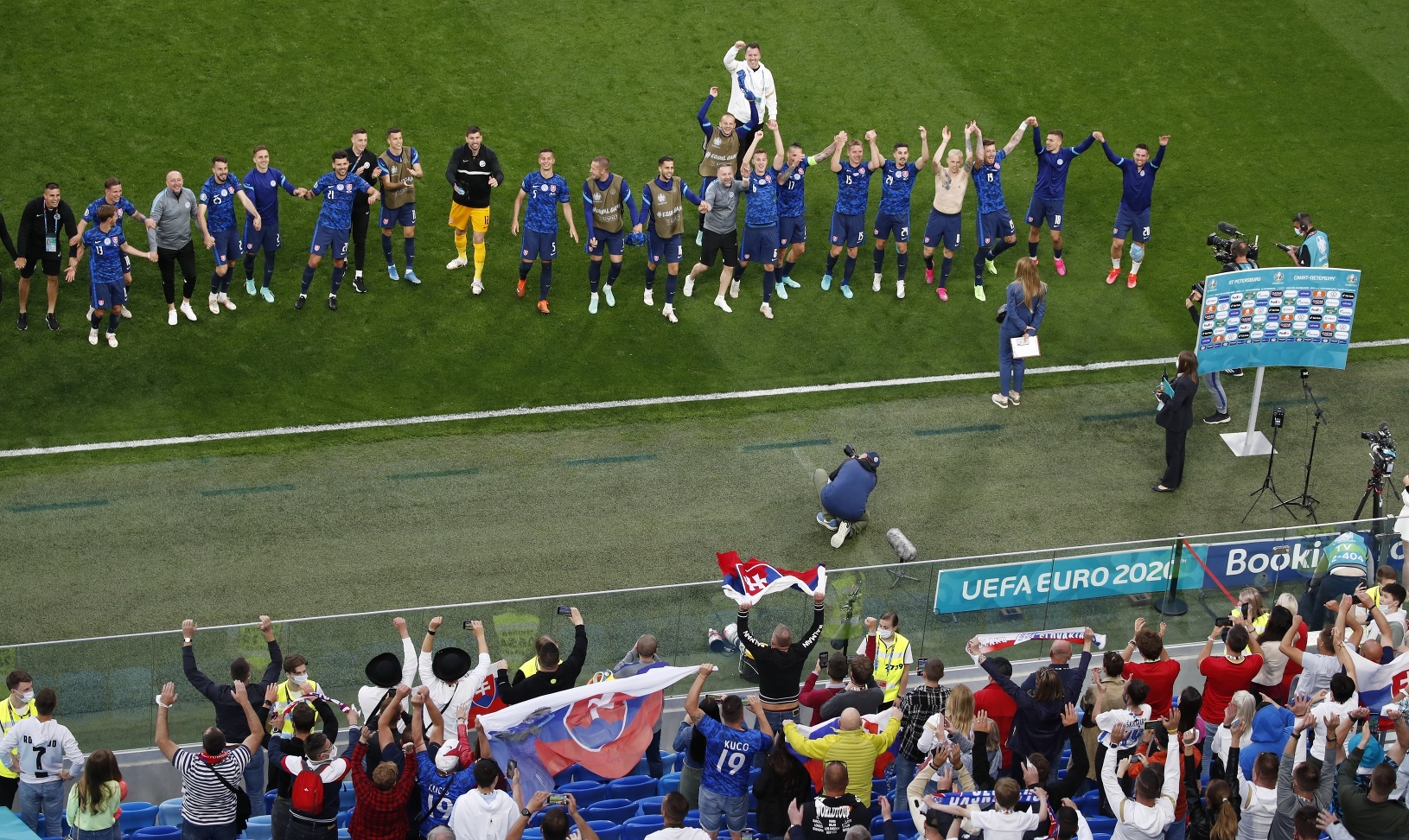 Slovenskí futbalisti oslavujú s